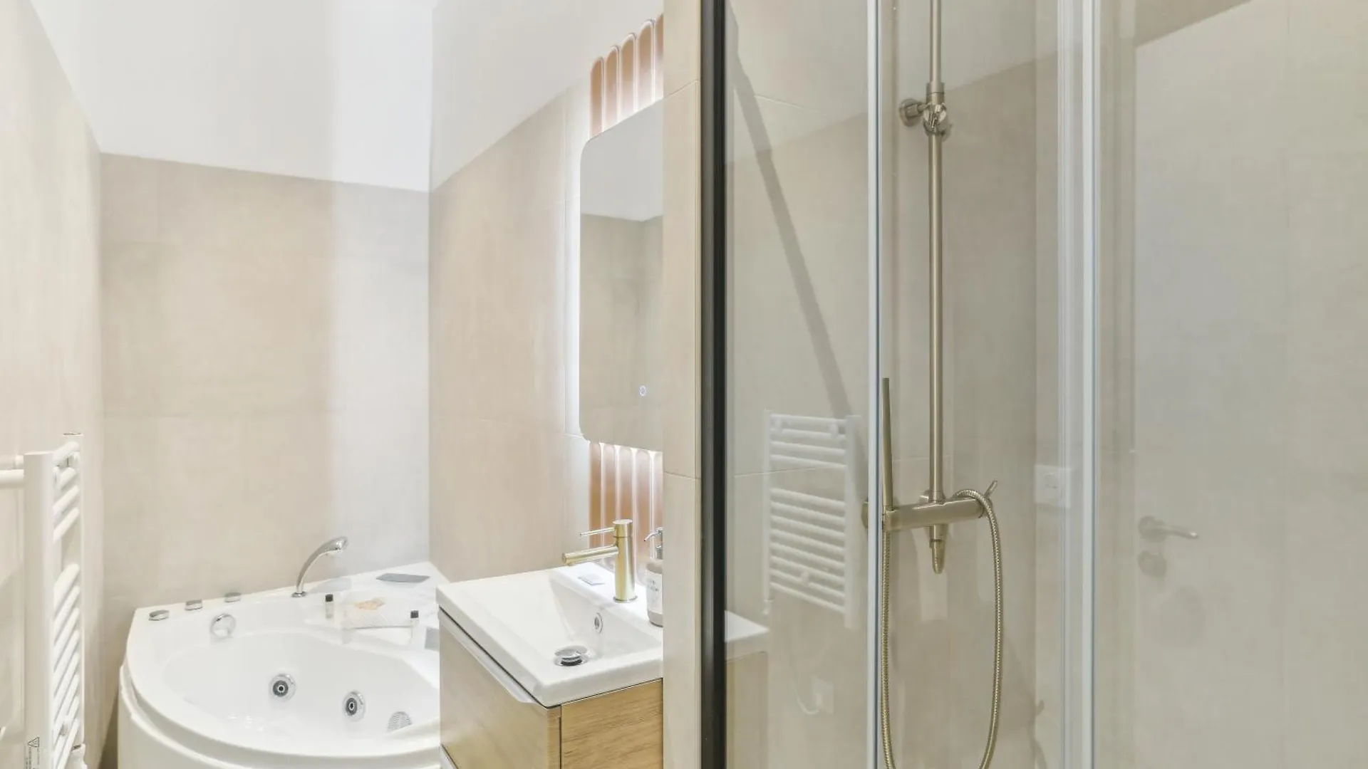 Lavie Maison Ac And Hot Tub Close Arc De Triomphe Paris 0*,  France